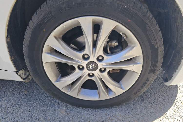 Used Hyundai Sonata 2011 2.0L Automatic Luxury Edition Right Front Wheel Hub