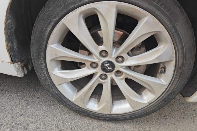 Used Hyundai Sonata 2011 2.0L Automatic Prestige Edition Right Front Wheel Hub