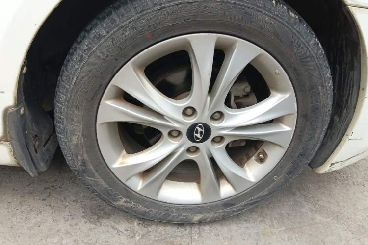 Used Hyundai Sonata 2011 2.0L Automatic Luxury Edition Right Front Wheel Hub