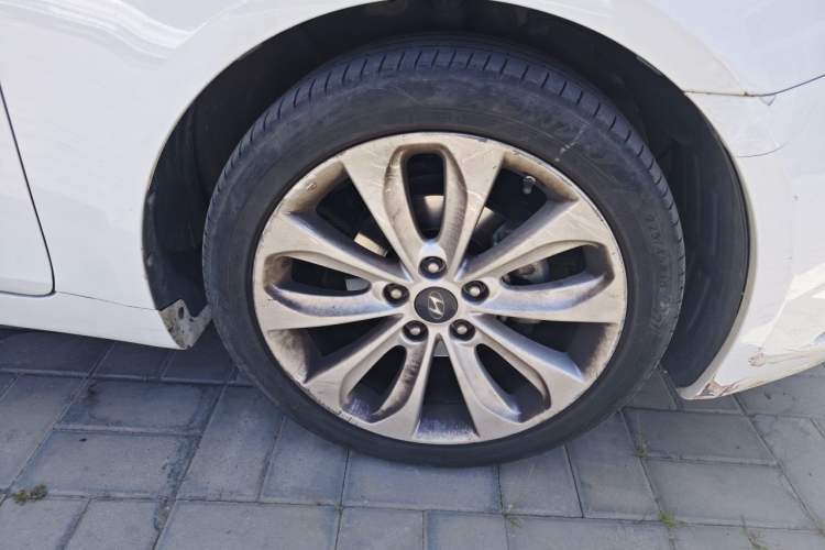 Used Hyundai Sonata 2011 2.0L Automatic Prestige Edition Right Front Wheel Hub