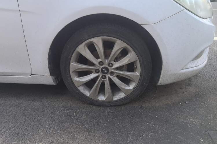 Used Hyundai Sonata 2011 2.0L Automatic Prestige Edition Right Front Wheel Hub