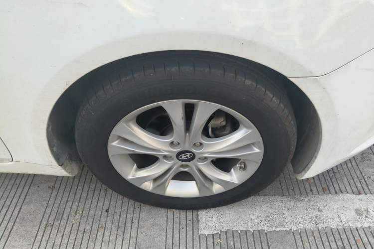 Used Hyundai Sonata 2011 2.0L Automatic Leading Edition Right Front Wheel Hub