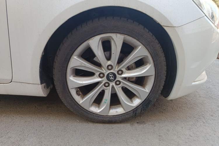 Used Hyundai Sonata 2011 2.0L Automatic Supreme Edition Right Front Wheel Hub
