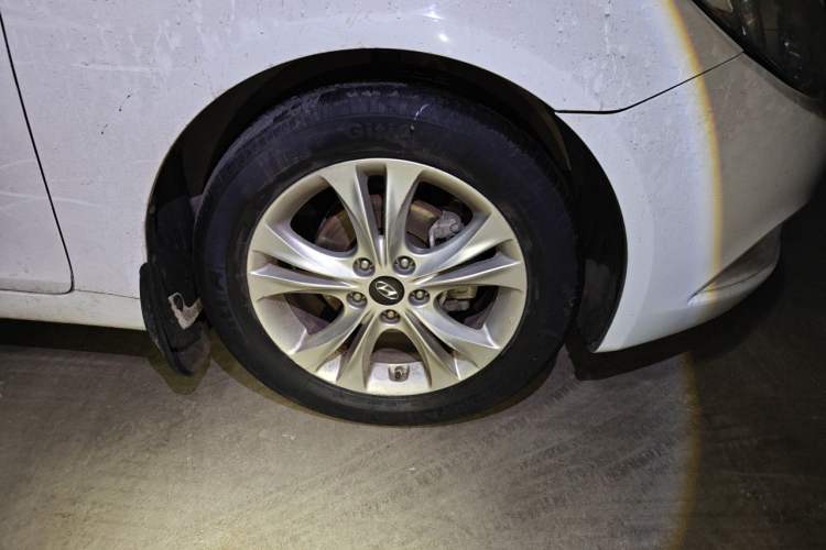 Used Hyundai Sonata 2011 2.0L Automatic Leading Edition Right Front Wheel Hub