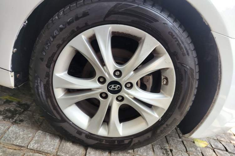 Used Hyundai Sonata 2011 2.0L Automatic Luxury Edition Right Front Wheel Hub