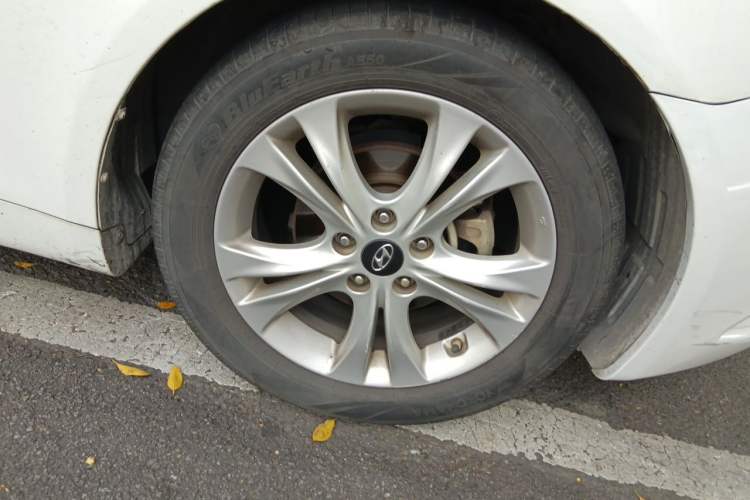 Used Hyundai Sonata 2011 2.0L Automatic Luxury Edition Right Front Wheel Hub