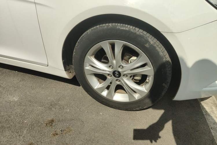 Used Hyundai Sonata 2011 2.0L Automatic Luxury Edition Right Front Wheel Hub