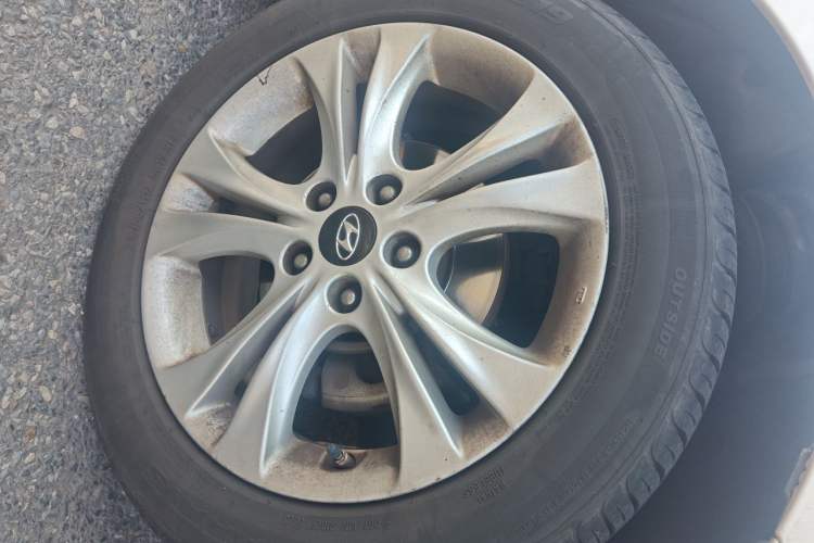 Used Hyundai Sonata 2011 2.0L Automatic Prestige Edition Right Front Wheel Hub