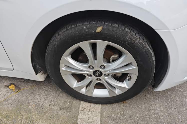Used Hyundai Sonata 2011 2.0L Automatic Luxury Edition Right Front Wheel Hub