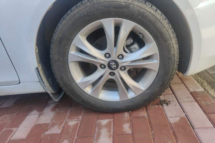 Used Hyundai Sonata 2011 2.0L Automatic Fashion Edition Right Front Wheel Hub