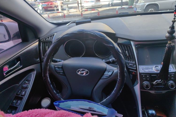 Used Hyundai Sonata 2011 2.0L Automatic Luxury Edition Steering Wheel