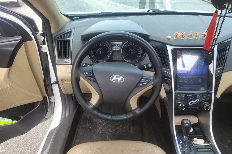 Used Hyundai Sonata 2011 2.0L Automatic Luxury Edition Steering Wheel