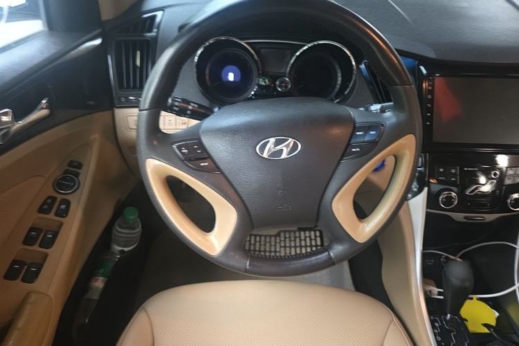 Used Hyundai Sonata 2011 2.0L Automatic Luxury Edition Steering Wheel