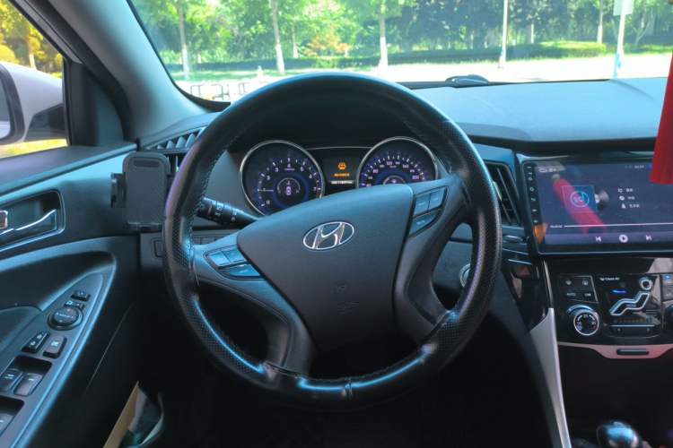 Used Hyundai Sonata 2011 2.0L Automatic Luxury Edition Steering Wheel