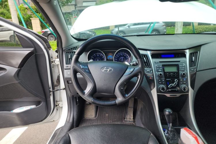 Used Hyundai Sonata 2011 2.0L Automatic Luxury Edition Steering Wheel
