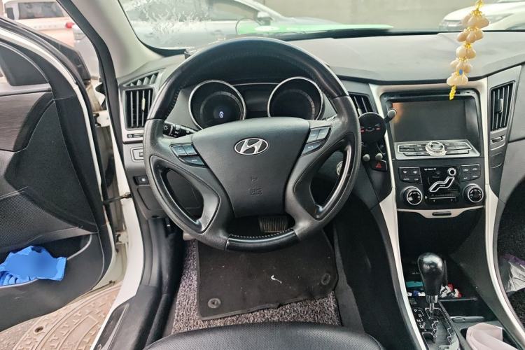 Used Hyundai Sonata 2011 2.0L Automatic Luxury Edition Steering Wheel