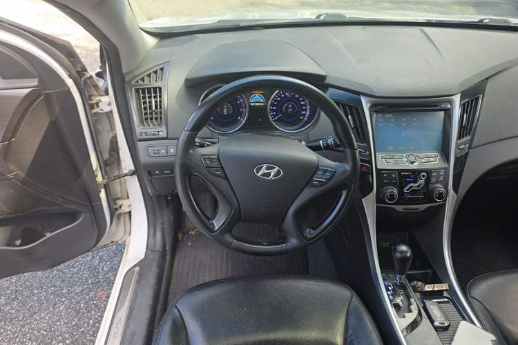Used Hyundai Sonata 2011 2.0L Automatic Luxury Edition Steering Wheel
