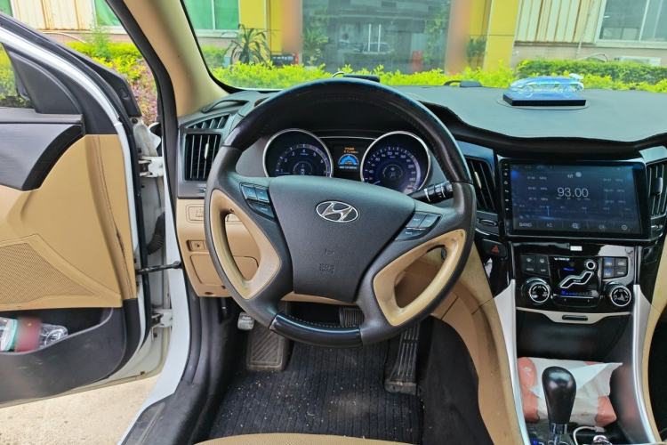 Used Hyundai Sonata 2011 2.0L Automatic Luxury Edition Steering Wheel
