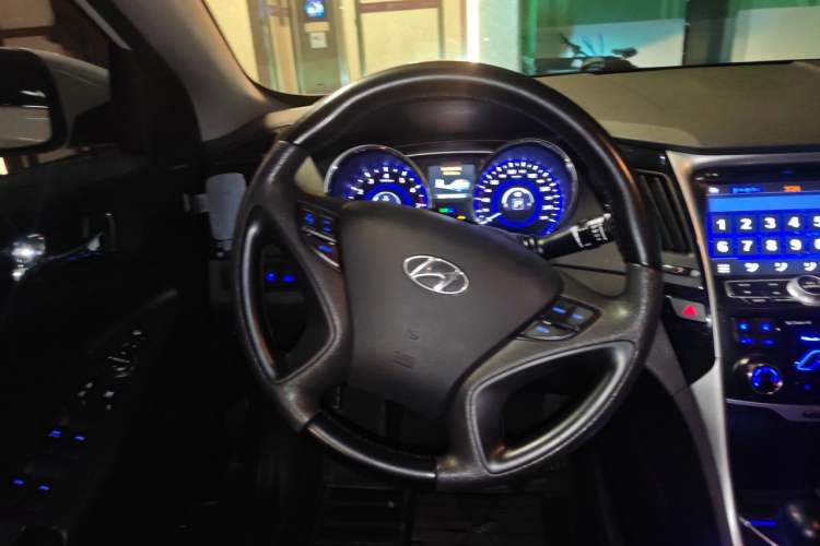 Used Hyundai Sonata 2011 2.0L Automatic Luxury Edition Steering Wheel