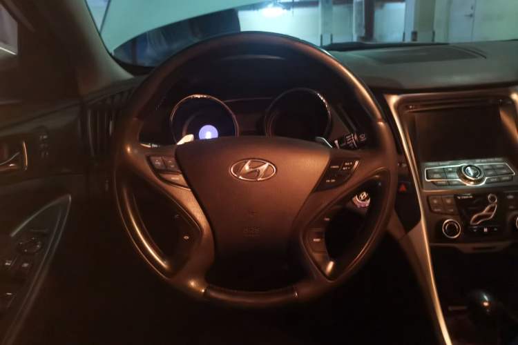 Used Hyundai Sonata 2011 2.4L Automatic Top-Tier Version Steering Wheel