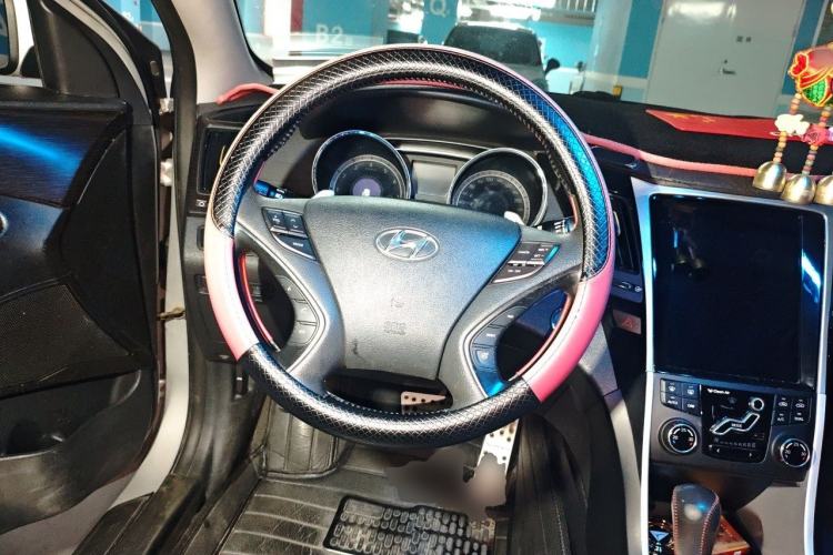 Used Hyundai Sonata 2011 2.0L Automatic Luxury Edition Steering Wheel