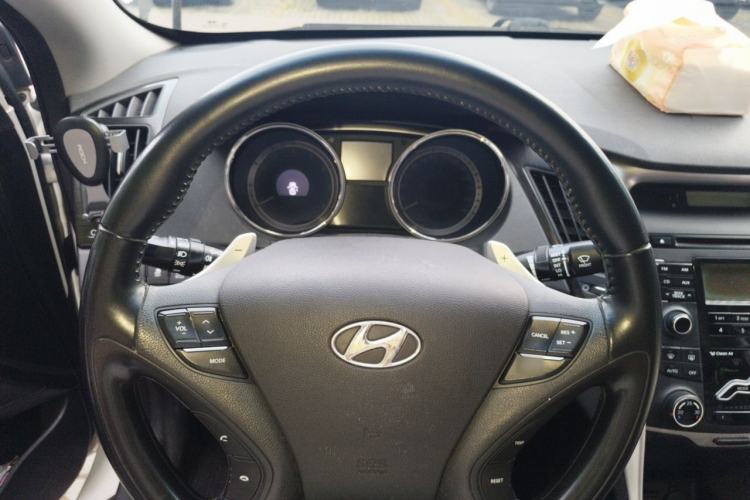 Used Hyundai Sonata 2011 2.0L Automatic Luxury Edition Steering Wheel