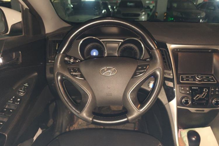 Used Hyundai Sonata 2011 2.0L Automatic Luxury Edition Steering Wheel