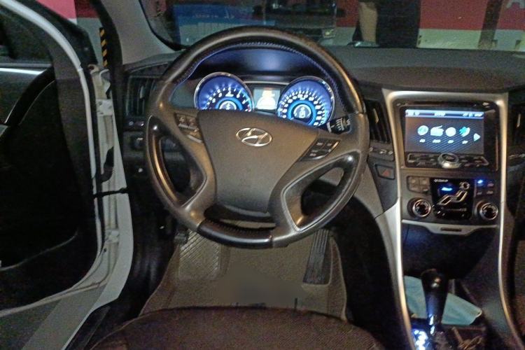 Used Hyundai Sonata 2011 2.0L Automatic Luxury Edition Steering Wheel