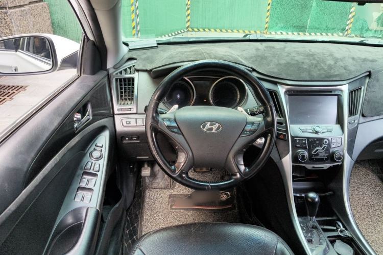 Used Hyundai Sonata 2011 2.0L Automatic Luxury Edition Steering Wheel