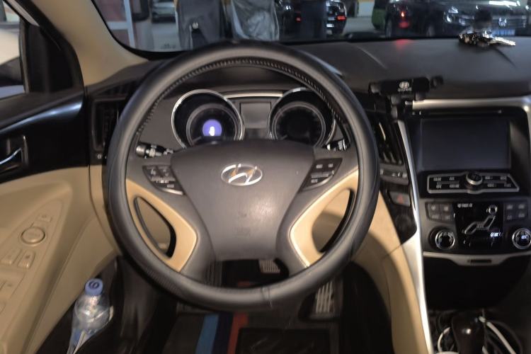 Used Hyundai Sonata 2011 2.0L Automatic Luxury Edition Steering Wheel