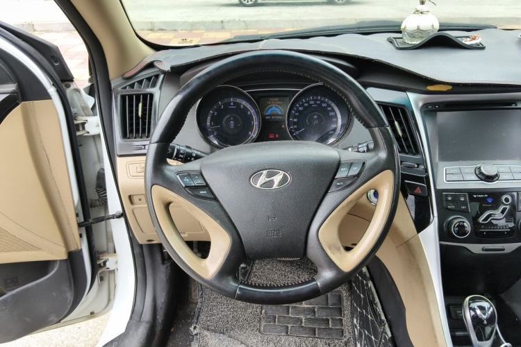 Used Hyundai Sonata 2011 2.0L Automatic Luxury Edition Steering Wheel