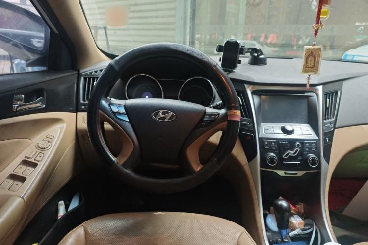 Used Hyundai Sonata 2011 2.0L Automatic Luxury Edition Steering Wheel