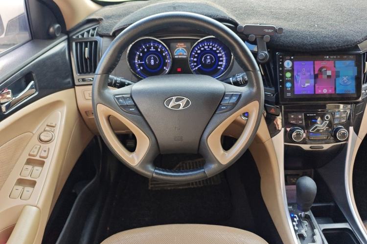 Used Hyundai Sonata 2011 2.0L Automatic Luxury Edition Steering Wheel