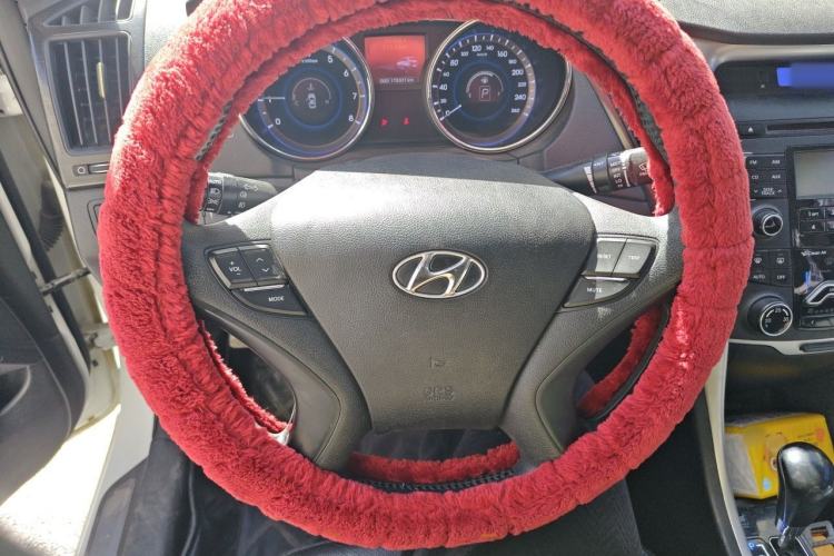 Used Hyundai Sonata 2011 2.0L Automatic Luxury Edition Steering Wheel