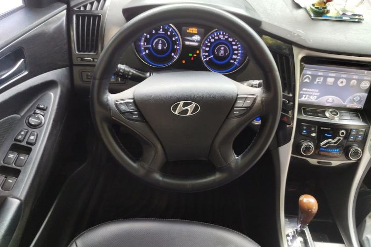 Used Hyundai Sonata 2011 2.0L Automatic Luxury Edition Steering Wheel