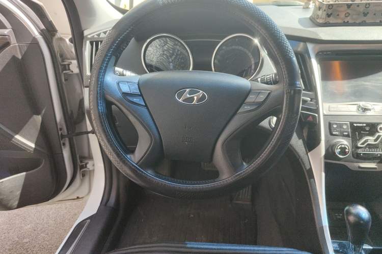 Used Hyundai Sonata 2011 2.0L Automatic Luxury Edition Steering Wheel