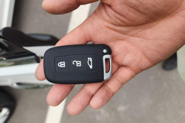 Used Hyundai Sonata 2011 2.0L Automatic Luxury Edition Vehicle Key