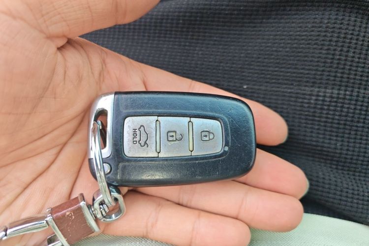 Used Hyundai Sonata 2011 2.0L Automatic Luxury Edition Vehicle Key