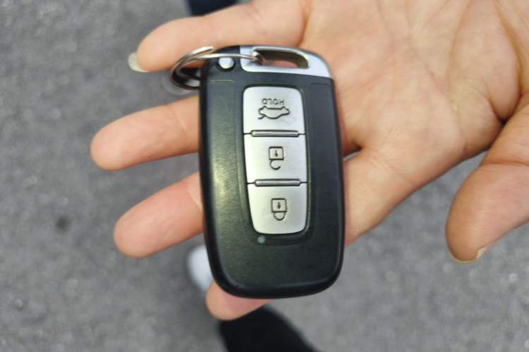 Used Hyundai Sonata 2011 2.0L Automatic Luxury Edition Vehicle Key