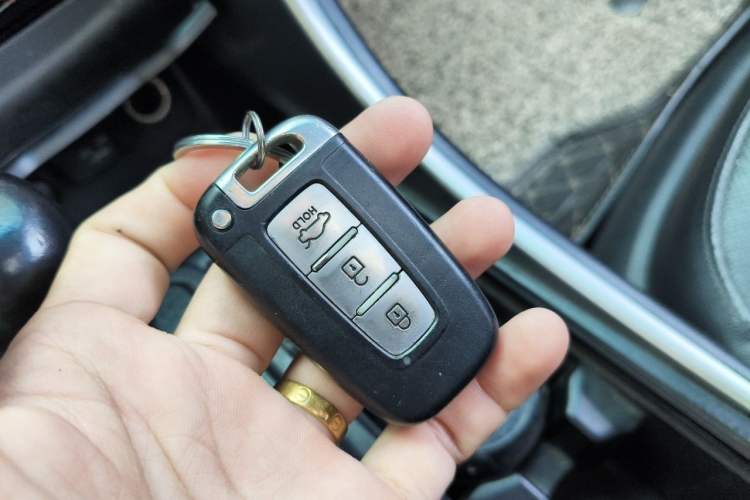 Used Hyundai Sonata 2011 2.0L Automatic Luxury Edition Vehicle Key