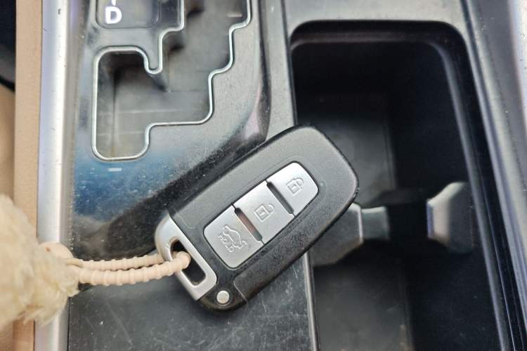 Used Hyundai Sonata 2011 2.0L Automatic Luxury Edition Vehicle Key