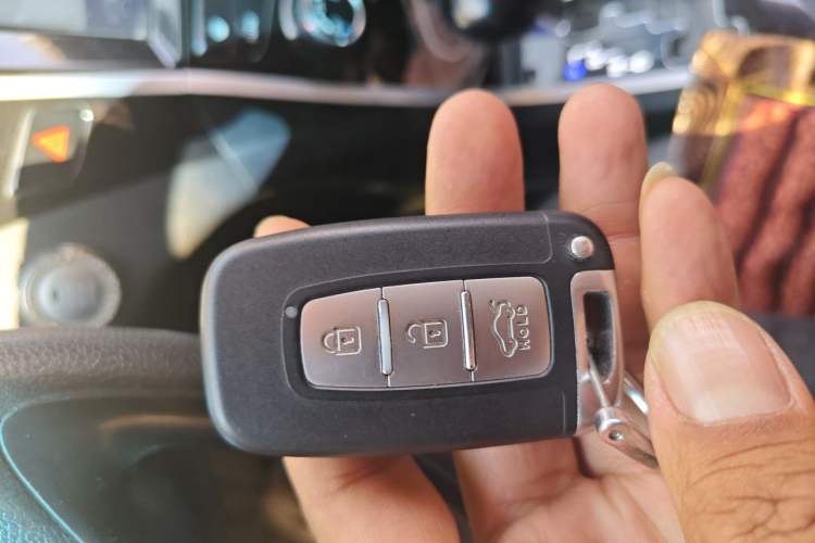 Used Hyundai Sonata 2011 2.0L Automatic Prestige Edition Vehicle Key