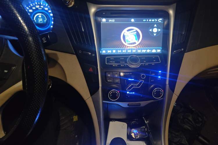Used Hyundai Sonata 2011 2.0L Automatic Fashion Edition Audio And AC Panel