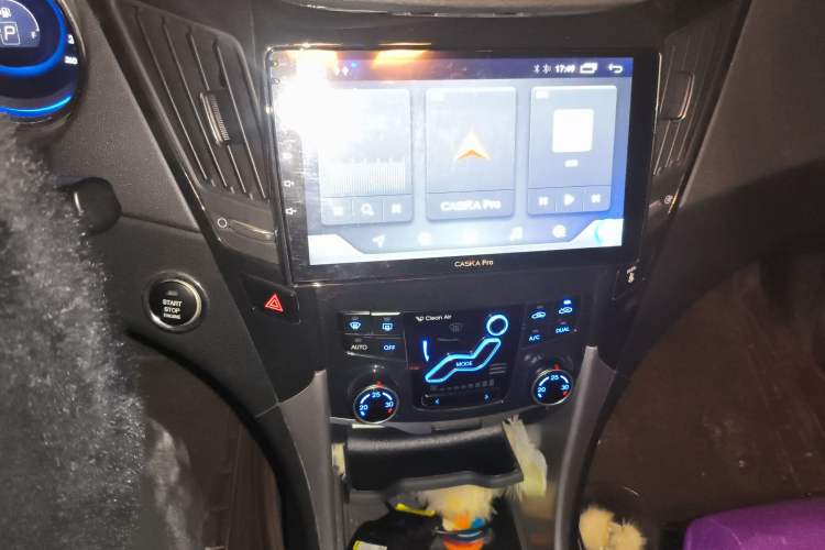 Used Hyundai Sonata 2011 2.0L Automatic Luxury Edition Audio And AC Panel
