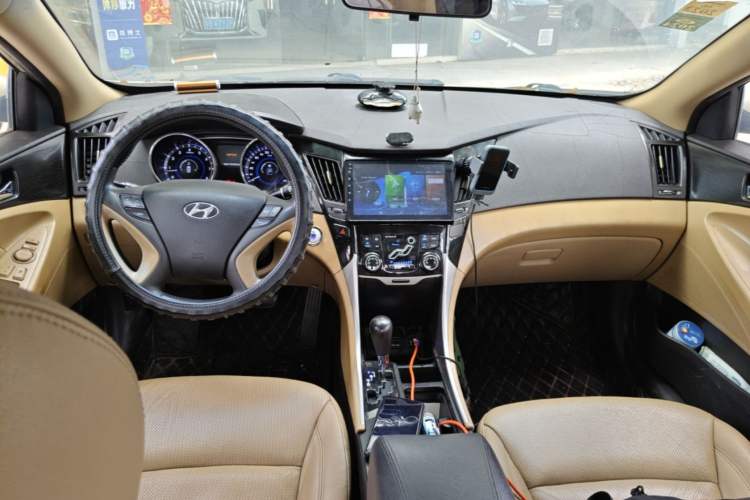 Used Hyundai Sonata 2011 2.0L Automatic Fashion Edition Center Console