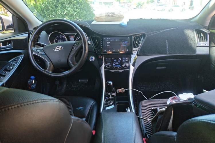 Used Hyundai Sonata 2011 2.0L Automatic Luxury Edition Center Console