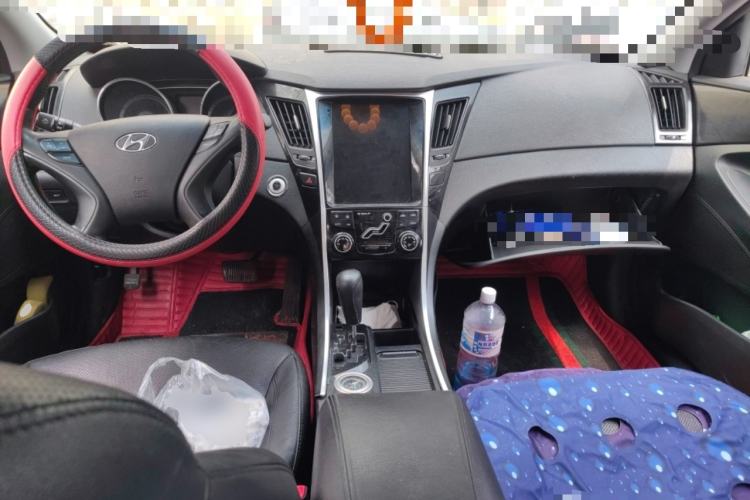 Used Hyundai Sonata 2011 2.0L Automatic Luxury Edition Center Console