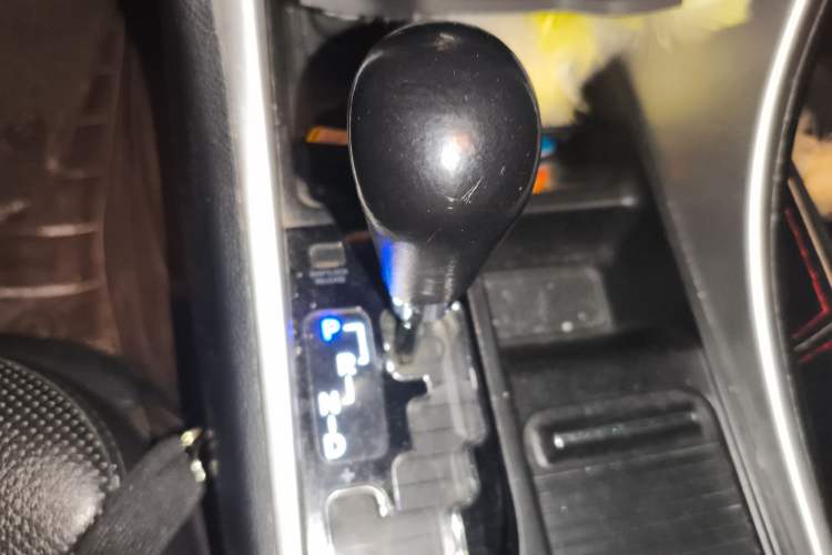 Used Hyundai Sonata 2011 2.0L Automatic Luxury Edition Gear Lever