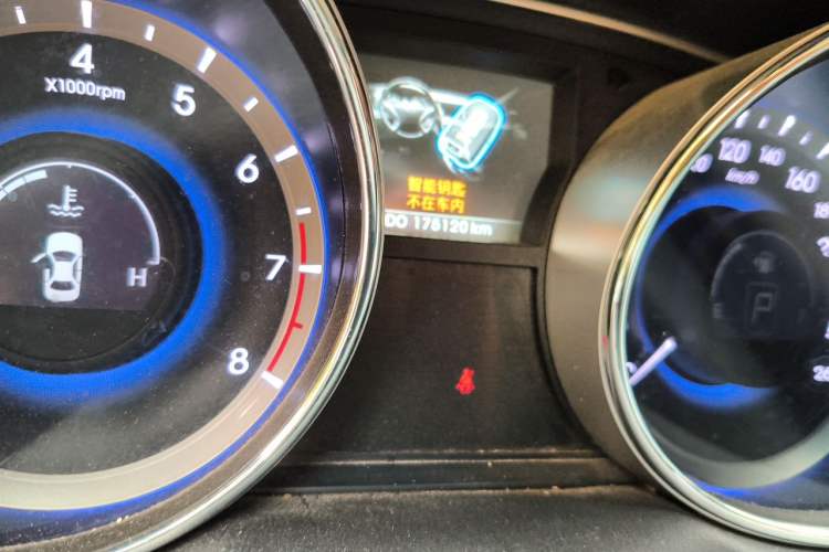 Used Hyundai Sonata 2011 2.0L Automatic Luxury Edition Odometer Close Up