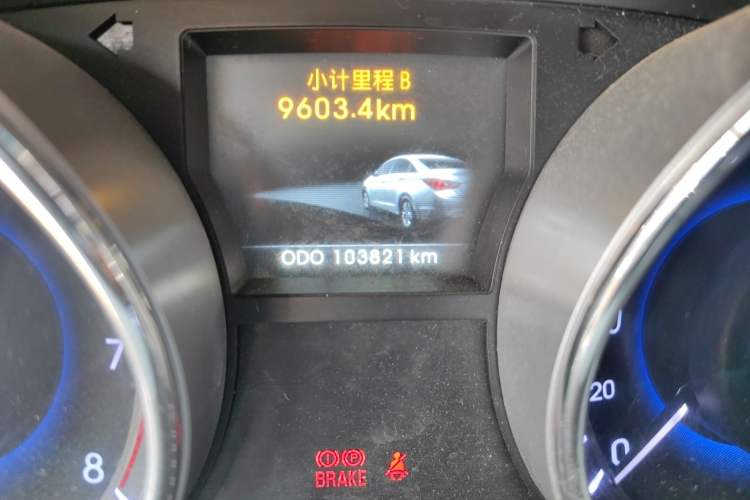 Used Hyundai Sonata 2011 2.0L Automatic Luxury Edition Odometer Close Up